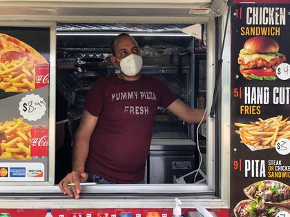 Romani, 33, con pocos clientes en su food truck.