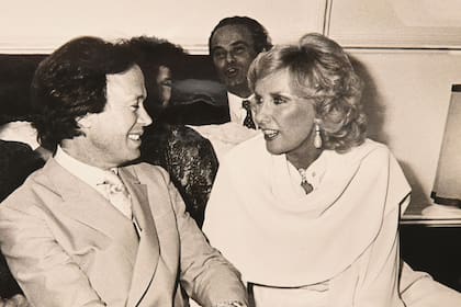 Romano con Mirtha Legrand y, detrás de ella, Gino Bogani. “A Mirtha la peiné durante muchos años y fui el primer invitado en acompañarla en sus almuerzos junto a Daniel Tinayre, que también se sentó a la mesa”, recuerda.