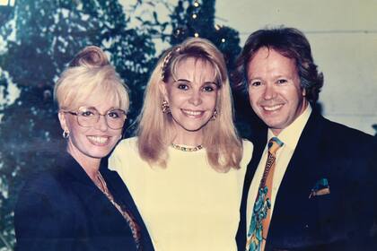 Romano junto a su mujer, Mercedes López –con quien tuvo a su hija, Paola–, y Zulema Yoma. “Tras separarse de Menem, yo continué peinándola y también a su hija, Zulemita a quien acompañé en las giras presidenciales junto a Elsa Serrano”, recuerda.