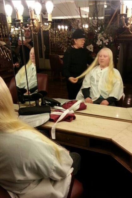 Romano le peina el pelo al hombre antes de cortalo