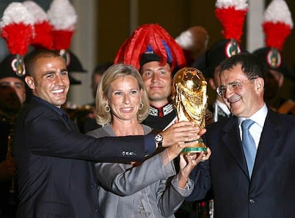 Romano Prodi celebra el campeonato de 2006 con Cannavaro, capitán de Italia
