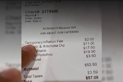 Romano's Macaroni Grill, en Orlando, Florida, cobra 2 dólares como un impuesto temporal de inflación (Crédito: CNBC)