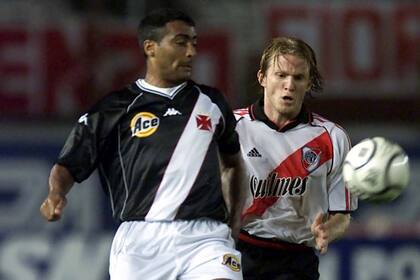 Romario, en 2000, con la camiseta de Vasco da Gama ante River; lo marca Gustavo Lombardi