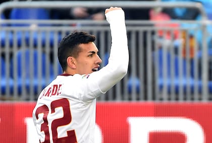 Roma's midfielder from Argentina Leandro Paredes celebrates his goal during the Italian Serie A football match between Cagliari and AS Roma on February 8, 2015 at the Sant'Elia stadium in Cagliari.  AFP PHOTO / GABRIEL BOUYS�