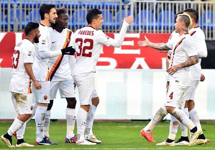 Roma's midfielder from Argentina Leandro Paredes (C) celebrates his goal with teammates during the Italian Serie A football match between Cagliari and AS Roma on February 8, 2015 at the Sant'Elia stadium in Cagliari.  AFP PHOTO / GABRIEL BOUYS�
