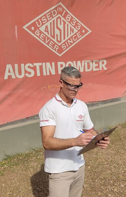 Romay, durante su jornada laboral en la sede rafaelina de Austin Powder, la fábrica de explosivos en la que se desempeña como coordinador de producción