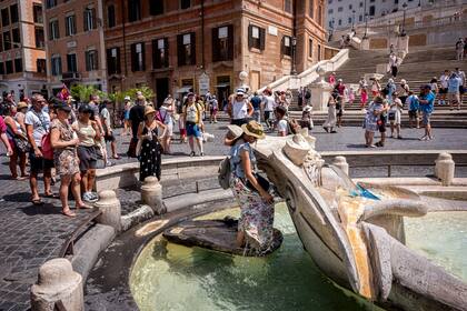Una fuente en la Piazza di Spagna de Roma, alivio contra las altas temperaturas