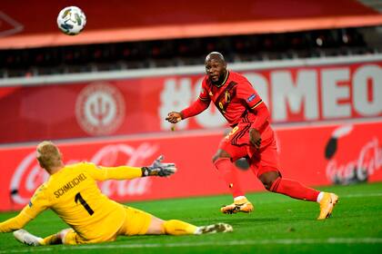 Romelu Lukaku de Bélgica celebra anotar el tercer gol de su equipo durante el partido de fútbol del Grupo B de la Liga de Naciones de la UEFA entre Bélgica y Dinamarca en el estadio King Power Den Dreef