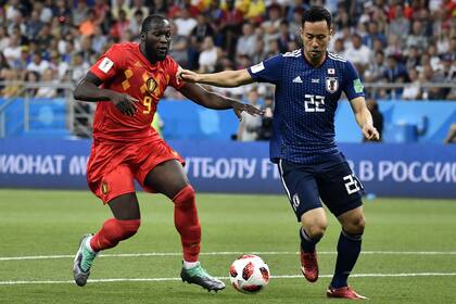 Romelu Lukaku de Bélgica pelea por la pelota con Maya Yoshida de Japón