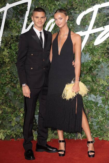 Romeo Beckham (19), con traje de Saint Laurent, estuvo muy bien acompañado por su novia, Mia Regan (19), que lució un diseño de Proenza Schouler, con flecos de lana.