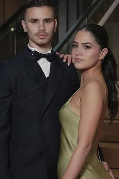 Romeo Beckham y Kim Turnbull
presentaron su amor en sociedad en noviembre del año
pasado y, desde entonces, ella se integró a la familia de
su novio, posando con ellos en distintos eventos.