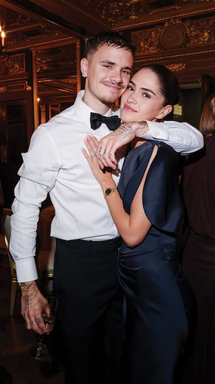 Romeo Beckham y su novia, Kim Turnbull, enamoradísimos. Aseguran que tanto Turnbull como Jackie Apostel, la novia de Cruz, son quienes tienen el visto bueno de la diseñadora y del ex futbolista para asistir a los eventos importantes de los Beckham