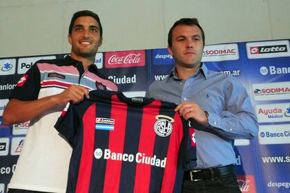 Romeo y Blandi en su presentación como nuevo jugador del Ciclón