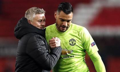 Romero con el DT Ole Gunnar Solskjær. Chiquito fue el número dos de David de Gea desde su llegada desde Sampdoria, en 2015. Jugó solo siete partidos de Premier League en su estadía en el club y aceptó que sus posibilidades serían pocas y distantes entre sí