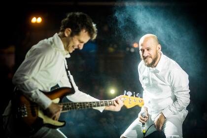 Romero conecta con el bajo de Sebastián Bianchini