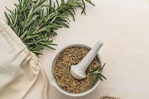 Dónde ubicar una planta de romero para atraer energía positiva y prosperidad