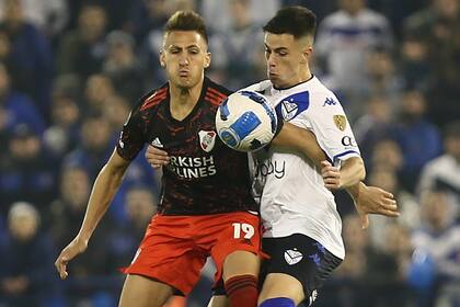 Romero es encimado por el zaguero Gómez