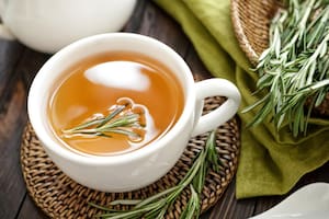 Beber té de romero podría tener contraindicaciones, afirman especialistas