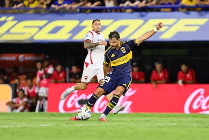 Romero ingresó y a él le cometieron el penal que Paredes cambió por gol