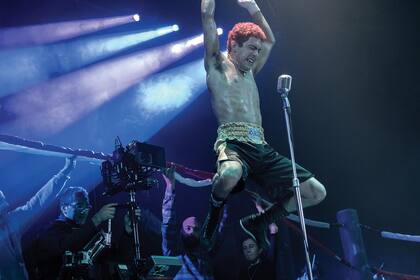 Romero interpreta a Rodrigo en una escena clave: el primero de sus trece shows en el Luna Park