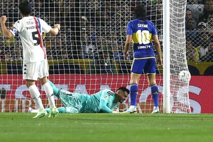 Romero no llega a despejar el cabezazo de Luciatti, autor del gol del triunfo de Tigre