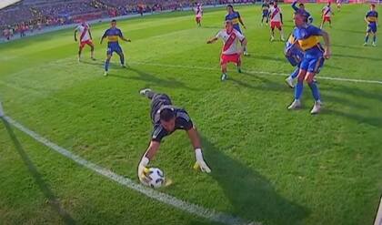 Romero saca la pelota antes de que ingrese a su arco empujada por Lema