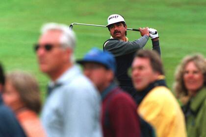 Romero ve volar su pelota, en el torneo de Crans Sur Sierre, en Suiza, en 1994