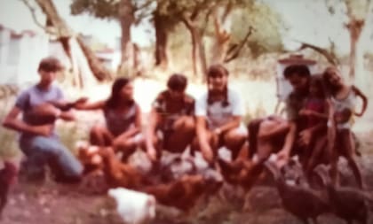 Romi en el extremo derecho, Ricky en el extremo izquierdo.