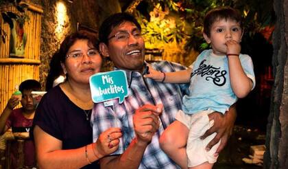Romi y sus abuelos paternos.