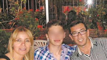 Romina Aguilar y Diego Lorenzetti junto a su hijo de 15 años