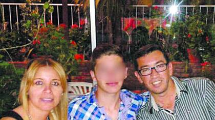 Romina Aguilar y Diego Lorenzetti junto a su hijo de 15 años