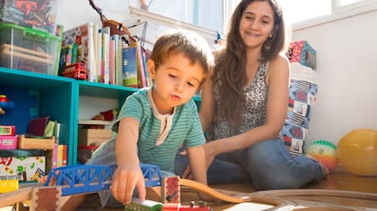 Romina Atencio juega en su casa con su hijo Francisco, de dos años , que no va al jardín ni a espacios de juego