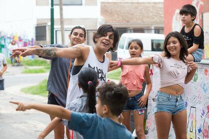 Romina baila con los chicos de La Cava