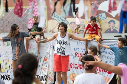 Romina baila con los chicos de La Cava