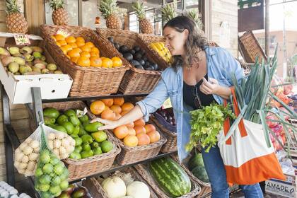 Romina Caligiuri tiene una familia con distintas necesidades nutricionales; la lista de la compra es extensa