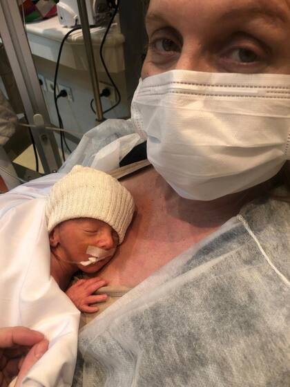 Romina con su bebé de 29 semanas