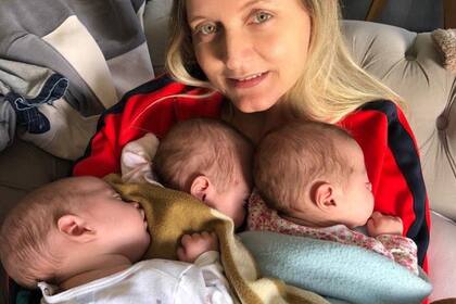 Romina con sus trillizos en su casa ya dados de alta