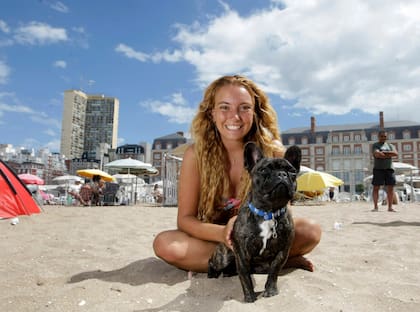 Romina con Tomás, su bulldog francés