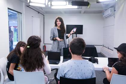 Romina Dinamita, una youtuber que les da clases a los chicos