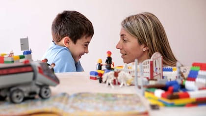 Romina Fumo y su hijo Ramiro, en pleno proceso de escucha activa.