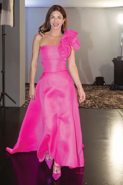 Romina Gaetani,
con strapless de
gasa de seda triple
con aires retro,
de Fabián Zitta