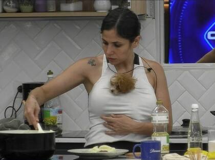 Romina genera polémica luego de cocinar con uno de los cachorros en brazos