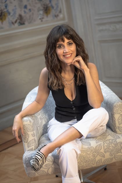 Romina Giangreco, en su espacio de trabajo, donde nacen muchas de las ideas que luego vemos en pantalla