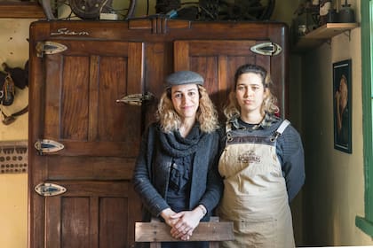 Romina junto a su hija Julieta, hoy al frente del almacén.