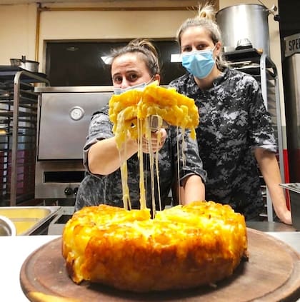 Romina Moore y Patricia Rodríguez Real, al frente de Las chicas de la 3, crearon una versión con jamón y queso