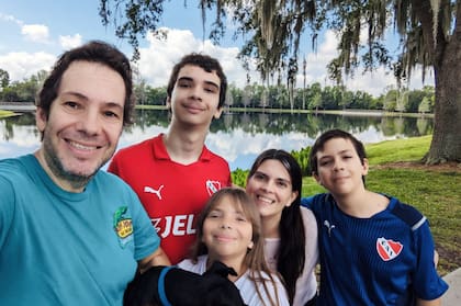 Romina Oviedo, junto a su familia