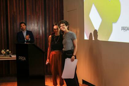 Romina Paula y Lara Sade, ganadora de la categoría de narrativa gráfica con Camila Tellería