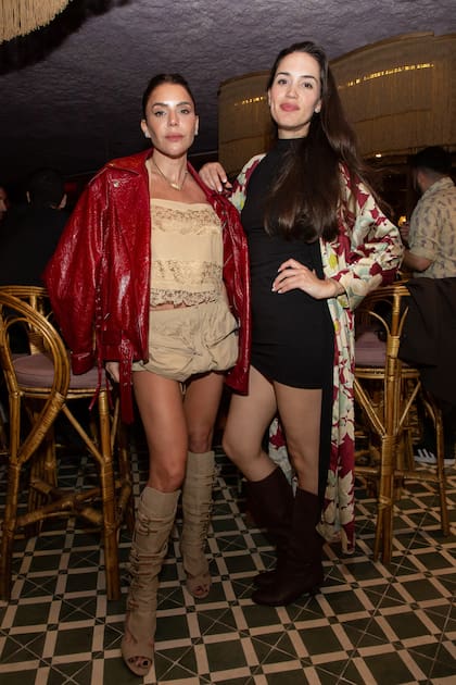 Romina Pigretti, de camperón de cuero y botas altas, junto a una amiga.