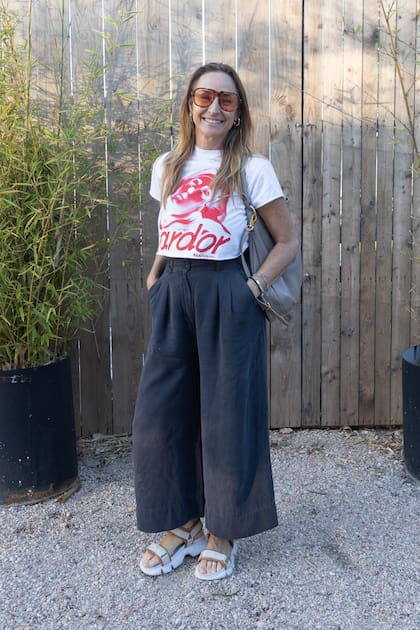 Romina Polnoroff, creadora de MamaSana con una remera estampada y pantalones de tiro alto