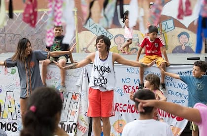 Romina Sosa- en el medio- durante un taller de Hip Hop junto a un grupo de niños de La Cava